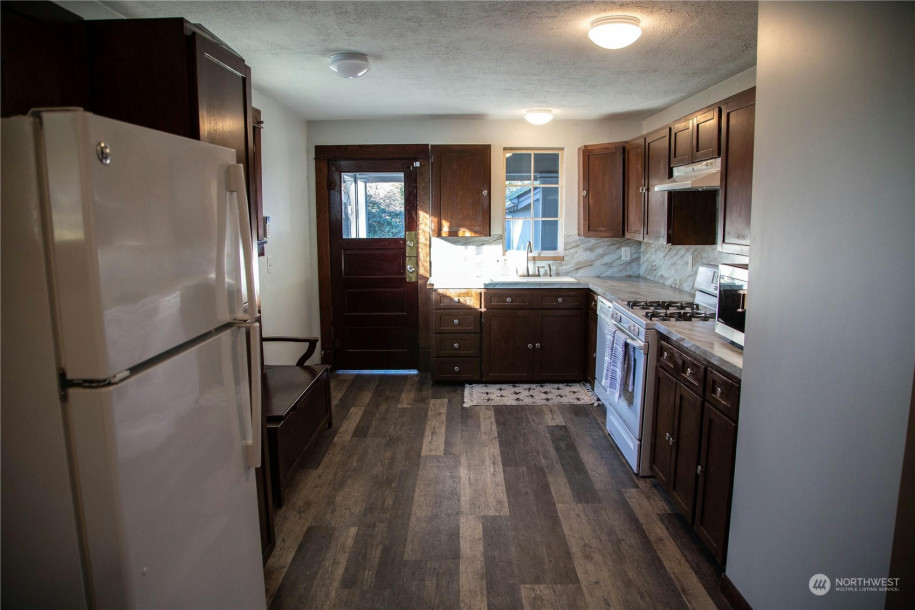 14921 PIONEER WAY E, Puyallup, WA 98372-6