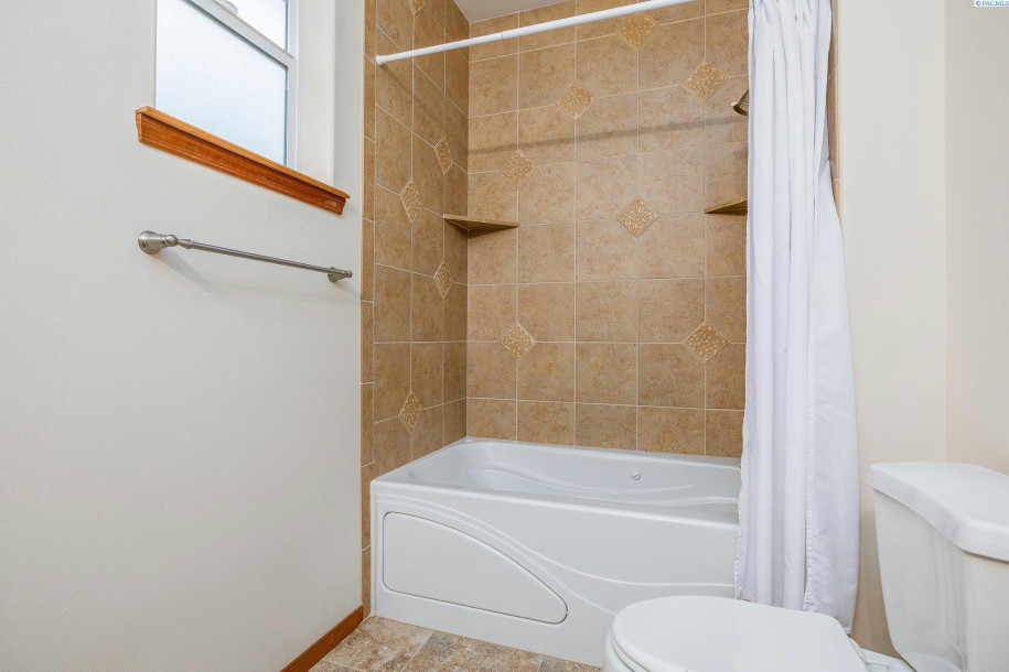 7810 W 21ST AVE, Kennewick, WA 99338-4