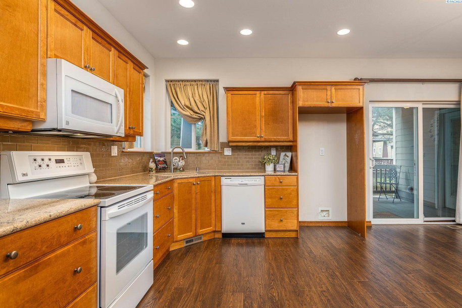 7810 W 21ST AVE, Kennewick, WA 99338-5