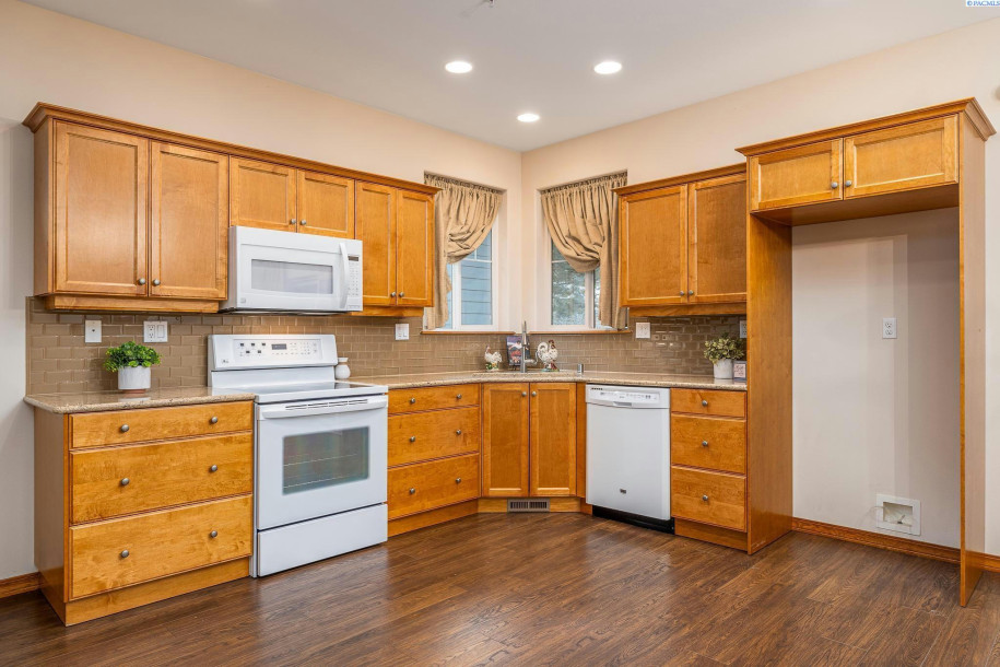 7810 W 21ST AVE, Kennewick, WA 99338-9