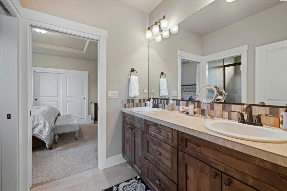 10402 SILVERBRIGHT DR, Pasco, WA 99301-7