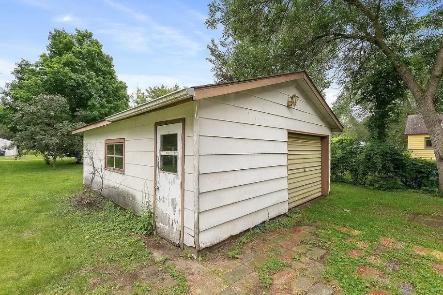 728 6th St NE, Little Falls, MN 56345-5