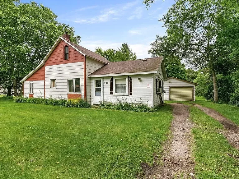 728 6th St NE, Little Falls, MN 56345-2