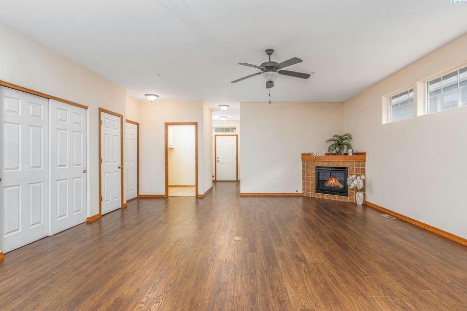 7810 W 21ST AVE, Kennewick, WA 99338-2